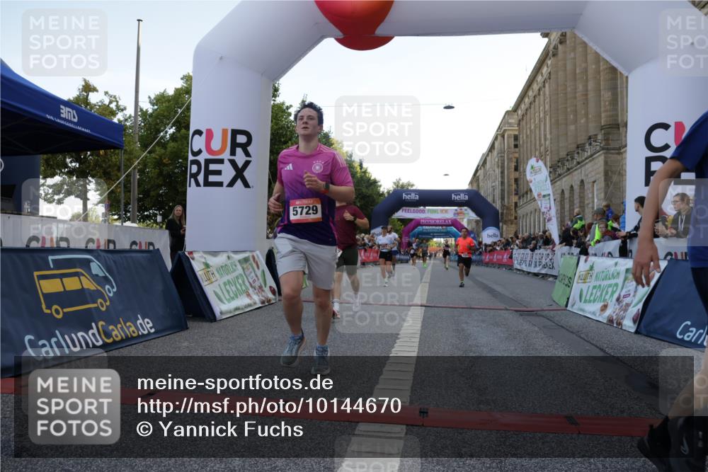 06.09.2026 - CURREX Alsterlauf Yannick Fuchs http://msf.ph/oto/10144670 06.09.2026 09:47:29 Ziel 2807, 2953, 3386, 4313, 4441, 4674, 4863, 5309, 5389, 5407, 5645, 5729, 6021 meine-sportfotos.de