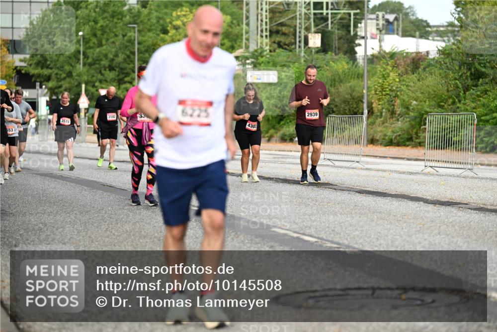 06.09.2026 - CURREX Alsterlauf Dr. Thomas Lammeyer http://msf.ph/oto/10145508 06.09.2026 10:18:35 Laufen 553, 18, 3578, 3582, 33, 4303, 2939 meine-sportfotos.de