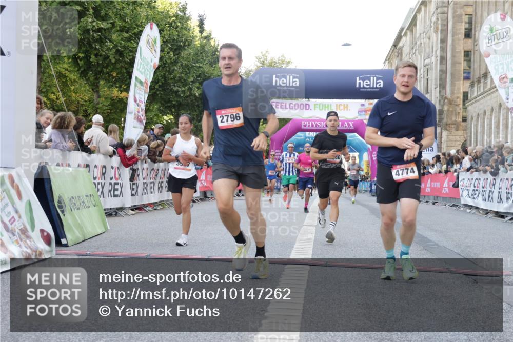 06.09.2026 - CURREX Alsterlauf Yannick Fuchs http://msf.ph/oto/10147262 06.09.2026 09:48:28 Ziel 2189, 2746, 2796, 3045, 3798, 3847, 3860, 3977, 4254, 4471, 4690, 4774, 5153, 5311, 5868, 6040, 8217 meine-sportfotos.de