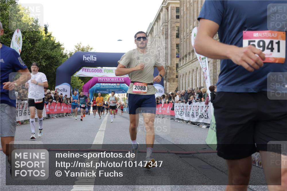 06.09.2026 - CURREX Alsterlauf Yannick Fuchs http://msf.ph/oto/10147347 06.09.2026 09:48:42 Ziel 2081, 2088, 2480, 3008, 4359, 4553, 5204, 5245, 5450, 5941, 6198, 6317, 6481, 8188, 8223 meine-sportfotos.de
