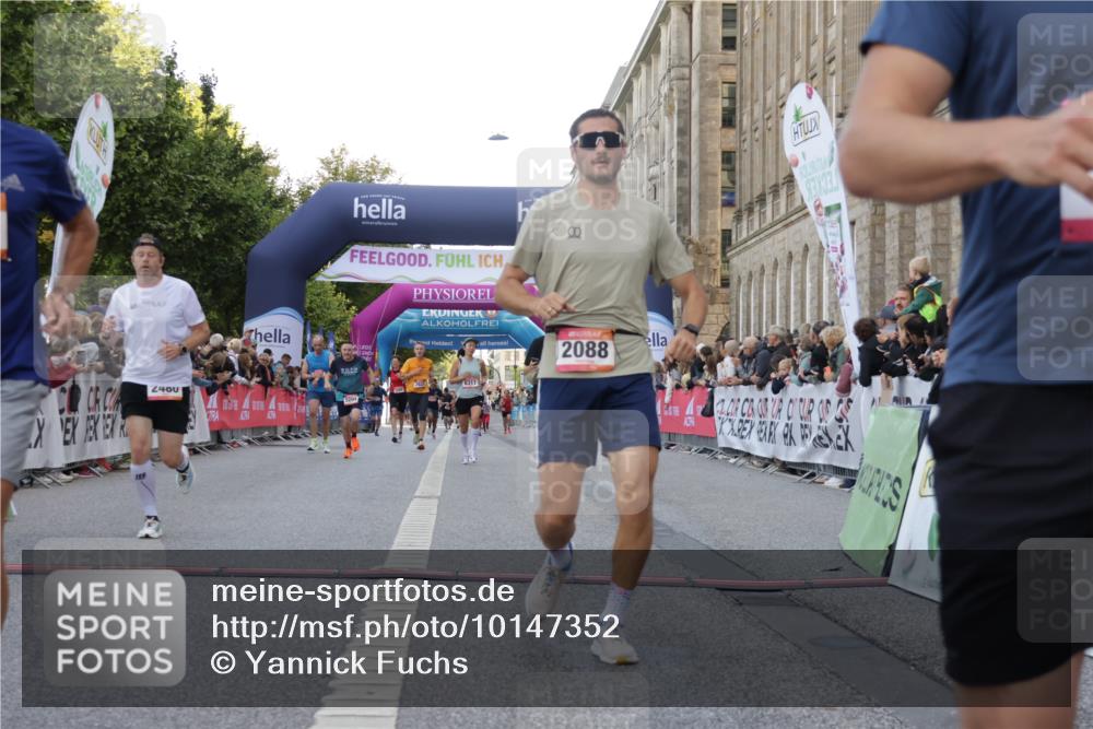 06.09.2026 - CURREX Alsterlauf Yannick Fuchs http://msf.ph/oto/10147352 06.09.2026 09:48:42 Ziel 2081, 2088, 2480, 3008, 4359, 4553, 5204, 5245, 5450, 5941, 6198, 6317, 6481, 8188, 8223 meine-sportfotos.de