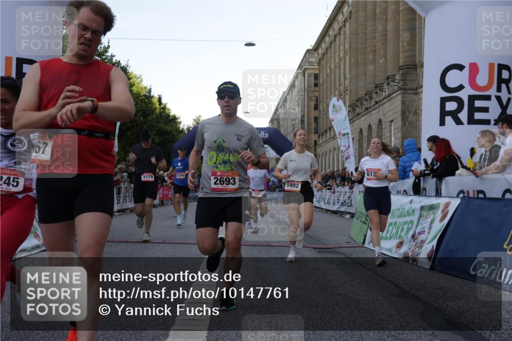 06.09.2026 - CURREX Alsterlauf Yannick Fuchs http://msf.ph/oto/10147761 06.09.2026 09:49:00 Ziel 2067, 2655, 2693, 3009, 3074, 3533, 4579, 4785, 5034, 5378, 5400, 5929, 5992, 6041, 6124, 6236, 6245 meine-sportfotos.de