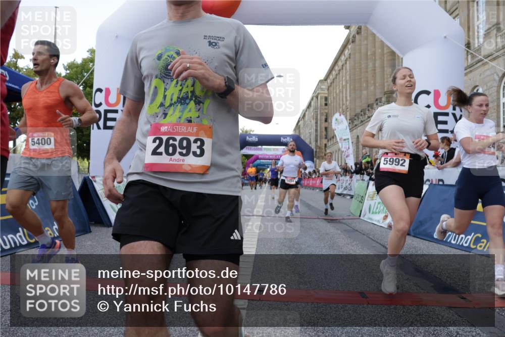 06.09.2026 - CURREX Alsterlauf Yannick Fuchs http://msf.ph/oto/10147786 06.09.2026 09:49:02 Ziel 2067, 2655, 2693, 3009, 3074, 3533, 3880, 4037, 4579, 4785, 5034, 5068, 5251, 5378, 5400, 5929, 5992, 6041, 6124, 6236, 6245, 8106 meine-sportfotos.de