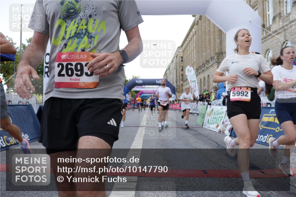 06.09.2026 - CURREX Alsterlauf Yannick Fuchs http://msf.ph/oto/10147790 06.09.2026 09:49:02 Ziel 2067, 2655, 2693, 3009, 3074, 3533, 3880, 4037, 4579, 4785, 5034, 5068, 5251, 5378, 5400, 5929, 5992, 6041, 6124, 6236, 6245, 8106 meine-sportfotos.de