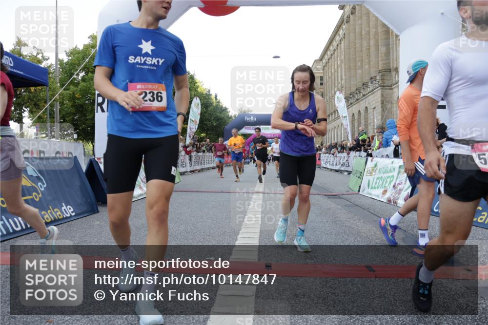 06.09.2026 - CURREX Alsterlauf Yannick Fuchs http://msf.ph/oto/10147847 06.09.2026 09:49:05 Ziel 2067, 2655, 2693, 3009, 3533, 3880, 4037, 4579, 4785, 5034, 5068, 5251, 5378, 5400, 5992, 6041, 6124, 6236, 6245, 6380, 8106 meine-sportfotos.de