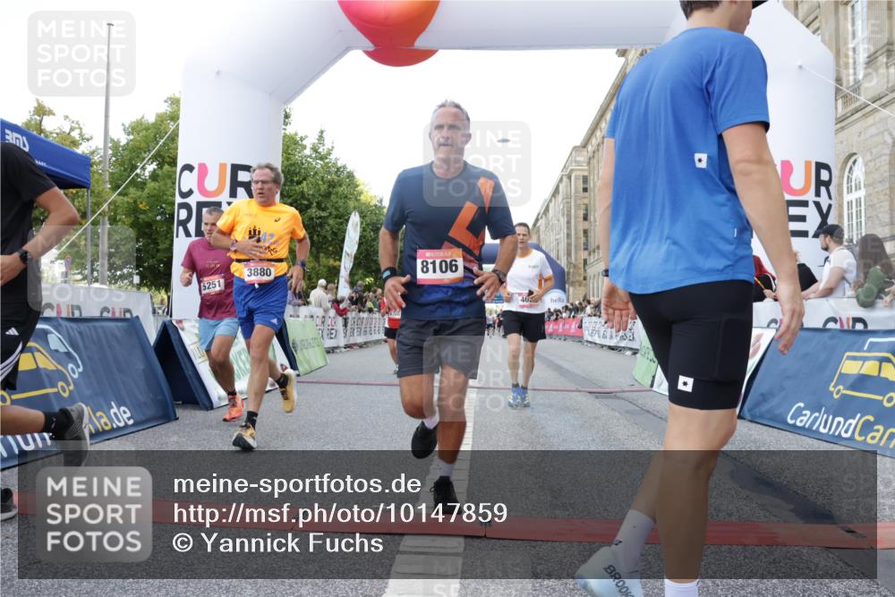 06.09.2026 - CURREX Alsterlauf Yannick Fuchs http://msf.ph/oto/10147859 06.09.2026 09:49:08 Ziel 3533, 3880, 3898, 4037, 4579, 4785, 5034, 5068, 5251, 5378, 5448, 5924, 6041, 6236, 6380, 8106 meine-sportfotos.de