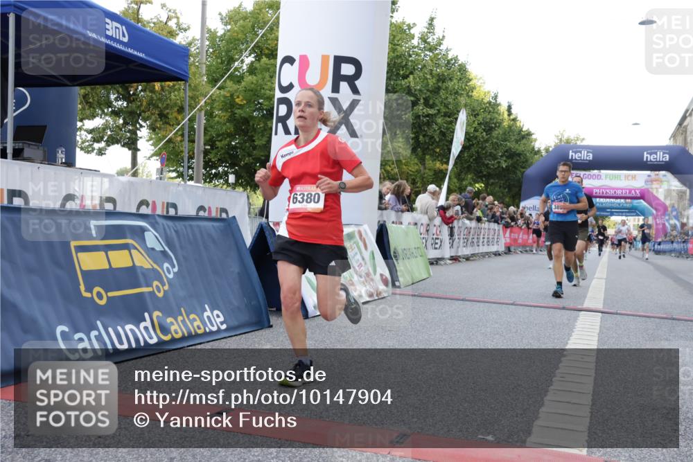 06.09.2026 - CURREX Alsterlauf Yannick Fuchs http://msf.ph/oto/10147904 06.09.2026 09:49:10 Ziel 2009, 3533, 3880, 3898, 4037, 5068, 5251, 5378, 5448, 5924, 6380, 8106 meine-sportfotos.de