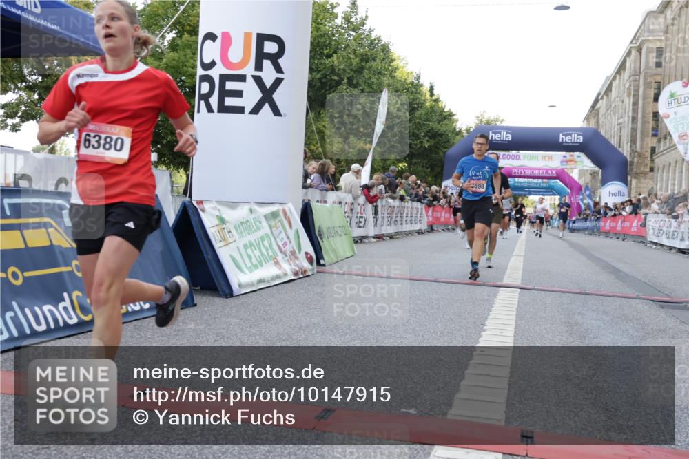 06.09.2026 - CURREX Alsterlauf Yannick Fuchs http://msf.ph/oto/10147915 06.09.2026 09:49:10 Ziel 2009, 3533, 3880, 3898, 4037, 5068, 5251, 5378, 5448, 5924, 6380, 8106 meine-sportfotos.de