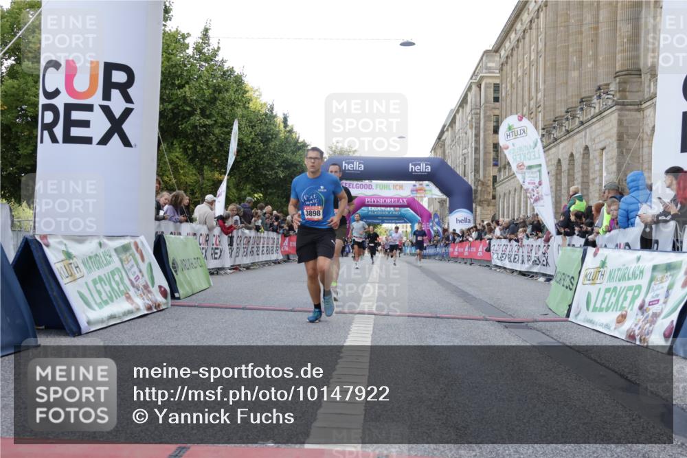 06.09.2026 - CURREX Alsterlauf Yannick Fuchs http://msf.ph/oto/10147922 06.09.2026 09:49:10 Ziel 2009, 3533, 3880, 3898, 4037, 5068, 5251, 5378, 5448, 5924, 6380, 8106 meine-sportfotos.de