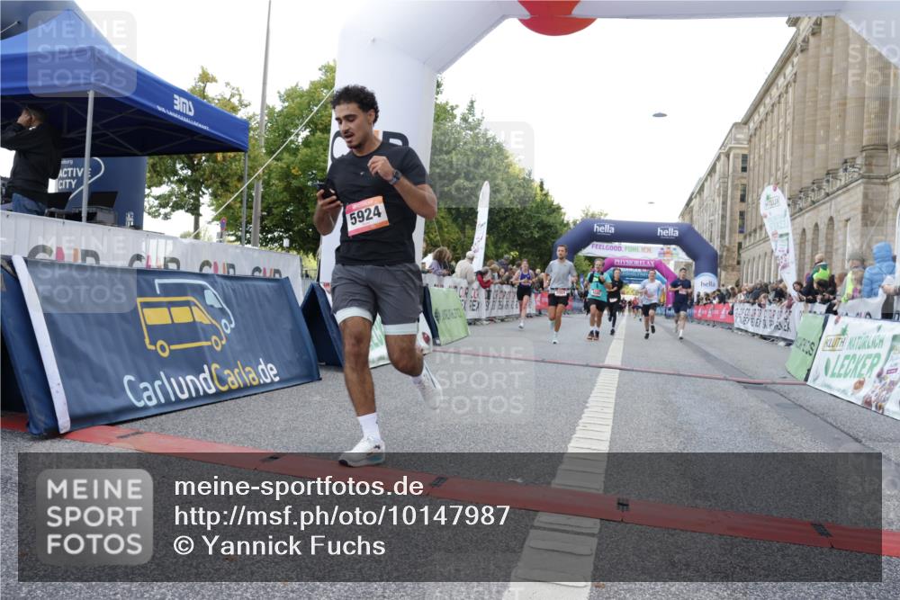 06.09.2026 - CURREX Alsterlauf Yannick Fuchs http://msf.ph/oto/10147987 06.09.2026 09:49:14 Ziel 2009, 2216, 3845, 3880, 3898, 4037, 4249, 5251, 5448, 5667, 5924, 6173, 6380, 6415 meine-sportfotos.de