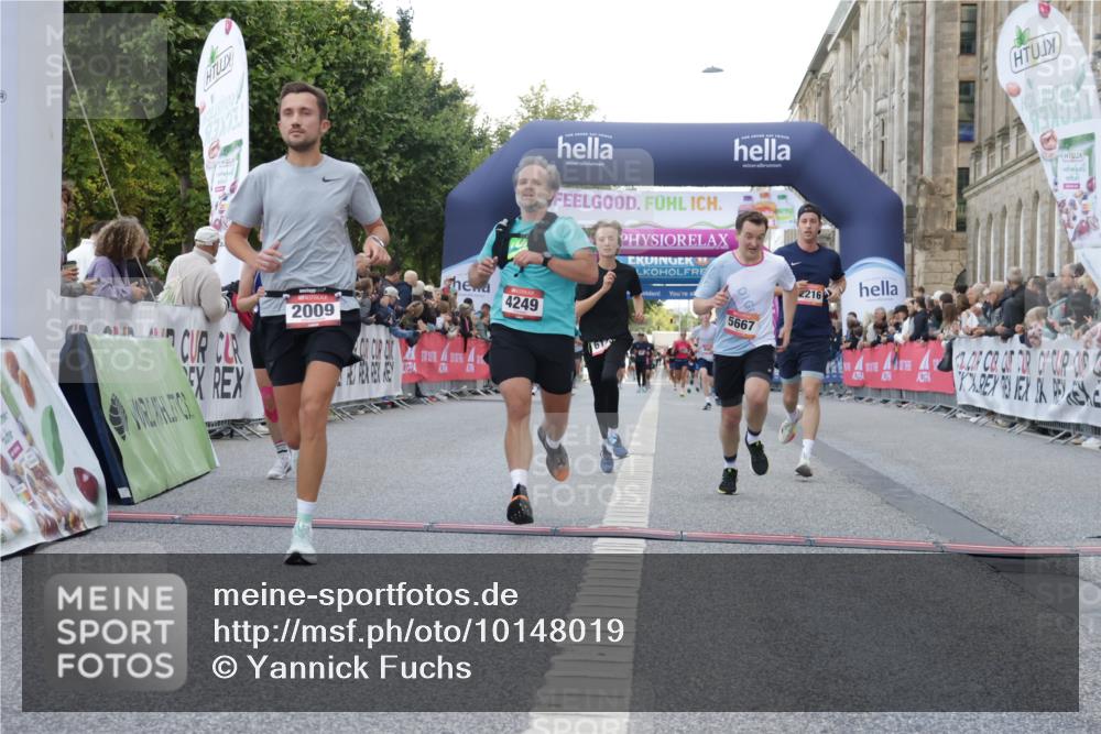 06.09.2026 - CURREX Alsterlauf Yannick Fuchs http://msf.ph/oto/10148019 06.09.2026 09:49:15 Ziel 2009, 2216, 3845, 3898, 4249, 5331, 5448, 5667, 5924, 6173, 6380, 6415, 8065 meine-sportfotos.de