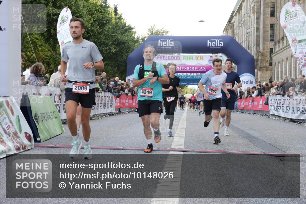 06.09.2026 - CURREX Alsterlauf Yannick Fuchs http://msf.ph/oto/10148026 06.09.2026 09:49:15 Ziel 2009, 2216, 3845, 3898, 4249, 5331, 5448, 5667, 5924, 6173, 6380, 6415, 8065 meine-sportfotos.de