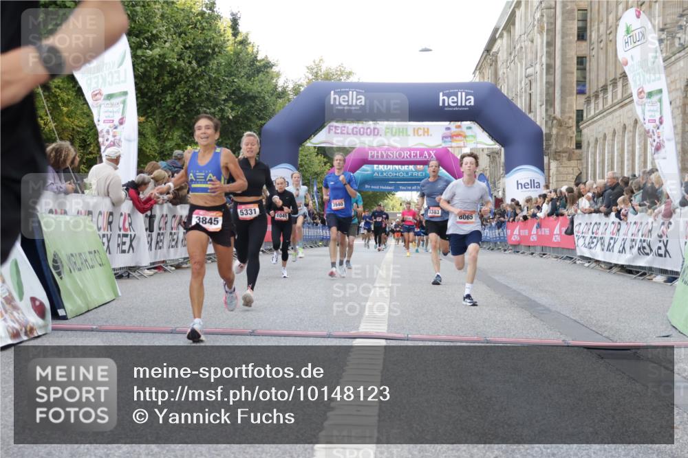 06.09.2026 - CURREX Alsterlauf Yannick Fuchs http://msf.ph/oto/10148123 06.09.2026 09:49:19 Ziel 1045, 2009, 2216, 3383, 3845, 3940, 4249, 4722, 4999, 5331, 5667, 5784, 5924, 6173, 6415, 8065 meine-sportfotos.de