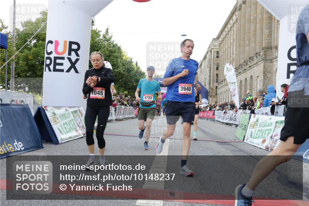 06.09.2026 - CURREX Alsterlauf Yannick Fuchs http://msf.ph/oto/10148237 06.09.2026 09:49:23 Ziel 1045, 2216, 3383, 3845, 3940, 4249, 4722, 4999, 5331, 5667, 5784, 6105, 6123, 6173, 6181, 6240, 6415, 8065 meine-sportfotos.de