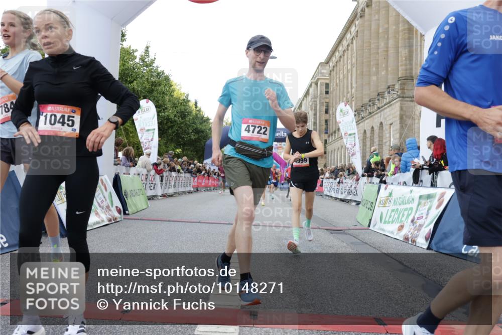 06.09.2026 - CURREX Alsterlauf Yannick Fuchs http://msf.ph/oto/10148271 06.09.2026 09:49:24 Ziel 1045, 2216, 2812, 3246, 3383, 3845, 3940, 4722, 4999, 5331, 5784, 6105, 6123, 6173, 6181, 6240, 8065 meine-sportfotos.de