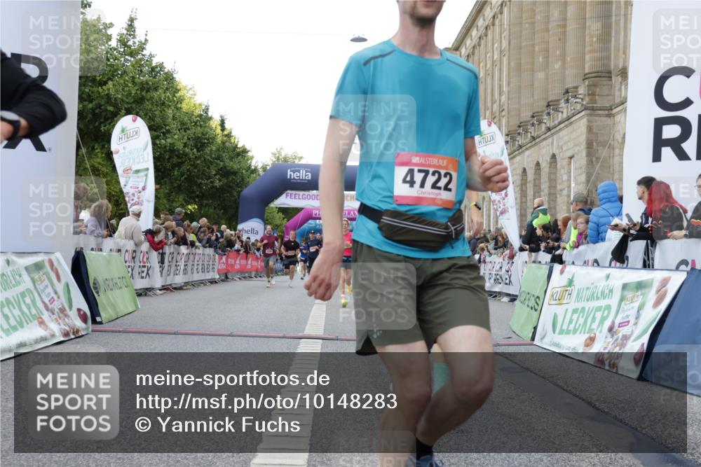 06.09.2026 - CURREX Alsterlauf Yannick Fuchs http://msf.ph/oto/10148283 06.09.2026 09:49:24 Ziel 1045, 2216, 2812, 3246, 3383, 3845, 3940, 4722, 4999, 5331, 5784, 6105, 6123, 6173, 6181, 6240, 8065 meine-sportfotos.de