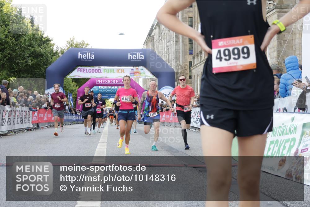 06.09.2026 - CURREX Alsterlauf Yannick Fuchs http://msf.ph/oto/10148316 06.09.2026 09:49:25 Ziel 1045, 2812, 3246, 3383, 3845, 3940, 4722, 4999, 5331, 5605, 5760, 5784, 6105, 6123, 6181, 6240, 8065 meine-sportfotos.de