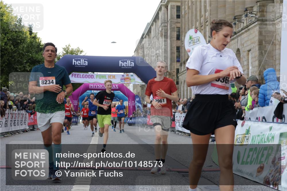 06.09.2026 - CURREX Alsterlauf Yannick Fuchs http://msf.ph/oto/10148573 06.09.2026 09:49:40 Ziel 2373, 2577, 2961, 3223, 3876, 4240, 4275, 4896, 5175, 5347, 6035, 6358, 6369, 8073, 8234 meine-sportfotos.de