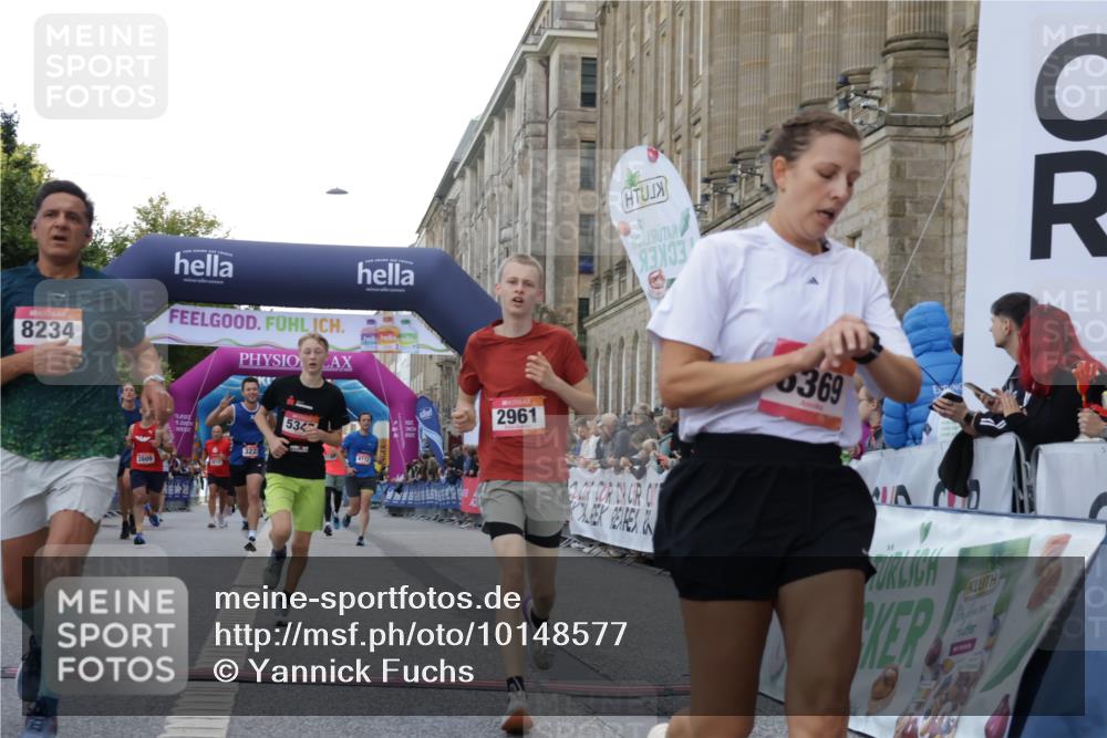06.09.2026 - CURREX Alsterlauf Yannick Fuchs http://msf.ph/oto/10148577 06.09.2026 09:49:41 Ziel 2373, 2577, 2609, 2961, 3223, 3876, 4112, 4240, 4275, 4896, 5175, 5347, 5902, 6035, 6358, 6369, 8073, 8234 meine-sportfotos.de