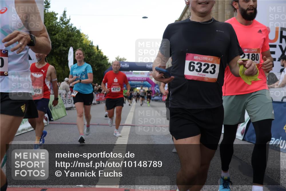 06.09.2026 - CURREX Alsterlauf Yannick Fuchs http://msf.ph/oto/10148789 06.09.2026 09:49:49 Ziel 2180, 2609, 2870, 3063, 3113, 3223, 3368, 4112, 4161, 4212, 4932, 5175, 5346, 5347, 5902, 6323, 8337 meine-sportfotos.de