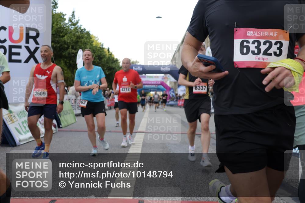 06.09.2026 - CURREX Alsterlauf Yannick Fuchs http://msf.ph/oto/10148794 06.09.2026 09:49:49 Ziel 2180, 2609, 2870, 3063, 3113, 3223, 3368, 4112, 4161, 4212, 4932, 5175, 5346, 5347, 5902, 6323, 8337 meine-sportfotos.de