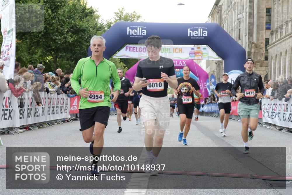 06.09.2026 - CURREX Alsterlauf Yannick Fuchs http://msf.ph/oto/10148937 06.09.2026 09:49:56 Ziel 2094, 2814, 2823, 3063, 3368, 3492, 4142, 4161, 4212, 4428, 4532, 4932, 4951, 4954, 5346, 6010, 6475 meine-sportfotos.de