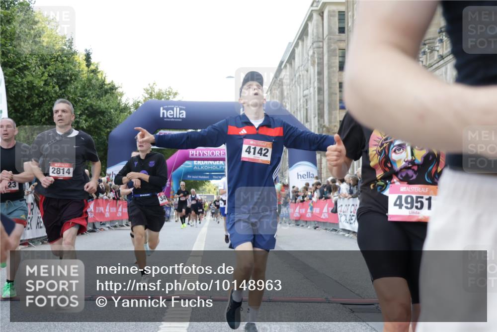 06.09.2026 - CURREX Alsterlauf Yannick Fuchs http://msf.ph/oto/10148963 06.09.2026 09:50:00 Ziel 2094, 2814, 2823, 3492, 4105, 4142, 4161, 4428, 4532, 4932, 4951, 4954, 5346, 5628, 5744, 5834, 6010, 6157, 6475 meine-sportfotos.de