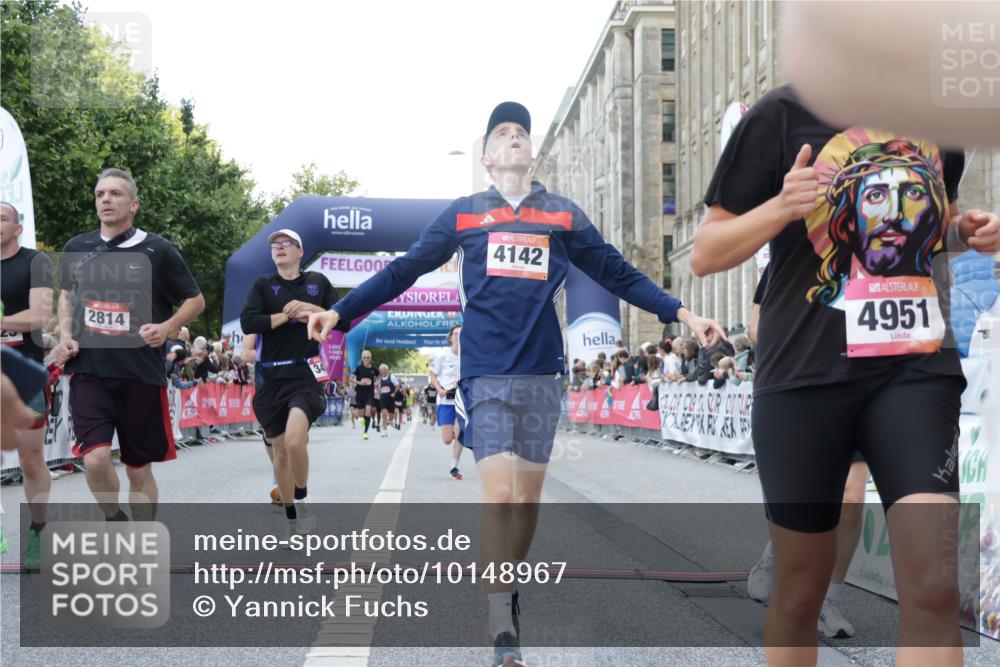 06.09.2026 - CURREX Alsterlauf Yannick Fuchs http://msf.ph/oto/10148967 06.09.2026 09:50:00 Ziel 2094, 2814, 2823, 3492, 4105, 4142, 4161, 4428, 4532, 4932, 4951, 4954, 5346, 5628, 5744, 5834, 6010, 6157, 6475 meine-sportfotos.de