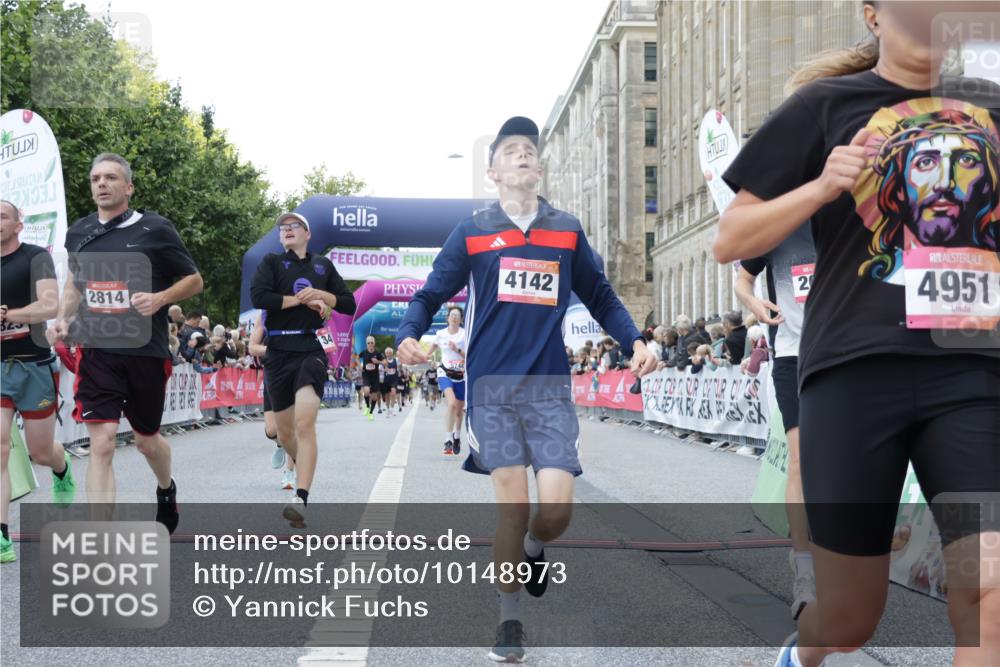 06.09.2026 - CURREX Alsterlauf Yannick Fuchs http://msf.ph/oto/10148973 06.09.2026 09:50:00 Ziel 2094, 2814, 2823, 3492, 4105, 4142, 4161, 4428, 4532, 4932, 4951, 4954, 5346, 5628, 5744, 5834, 6010, 6157, 6475 meine-sportfotos.de