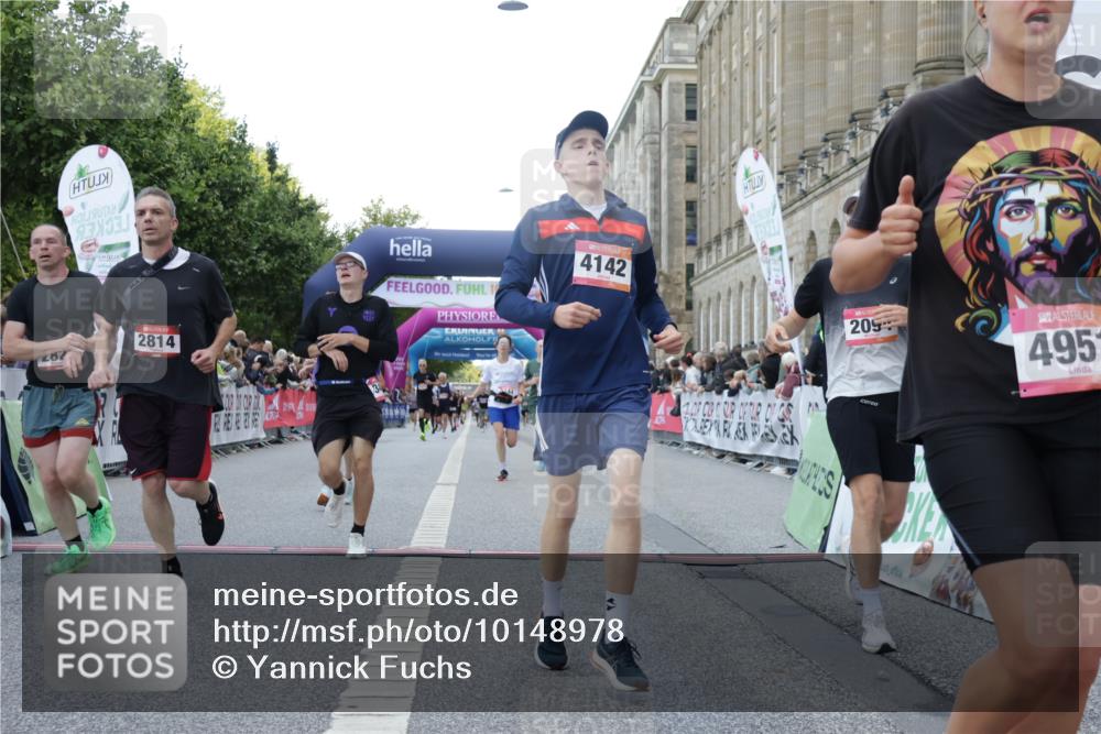 06.09.2026 - CURREX Alsterlauf Yannick Fuchs http://msf.ph/oto/10148978 06.09.2026 09:50:00 Ziel 2094, 2814, 2823, 3492, 4105, 4142, 4161, 4428, 4532, 4932, 4951, 4954, 5346, 5628, 5744, 5834, 6010, 6157, 6475 meine-sportfotos.de