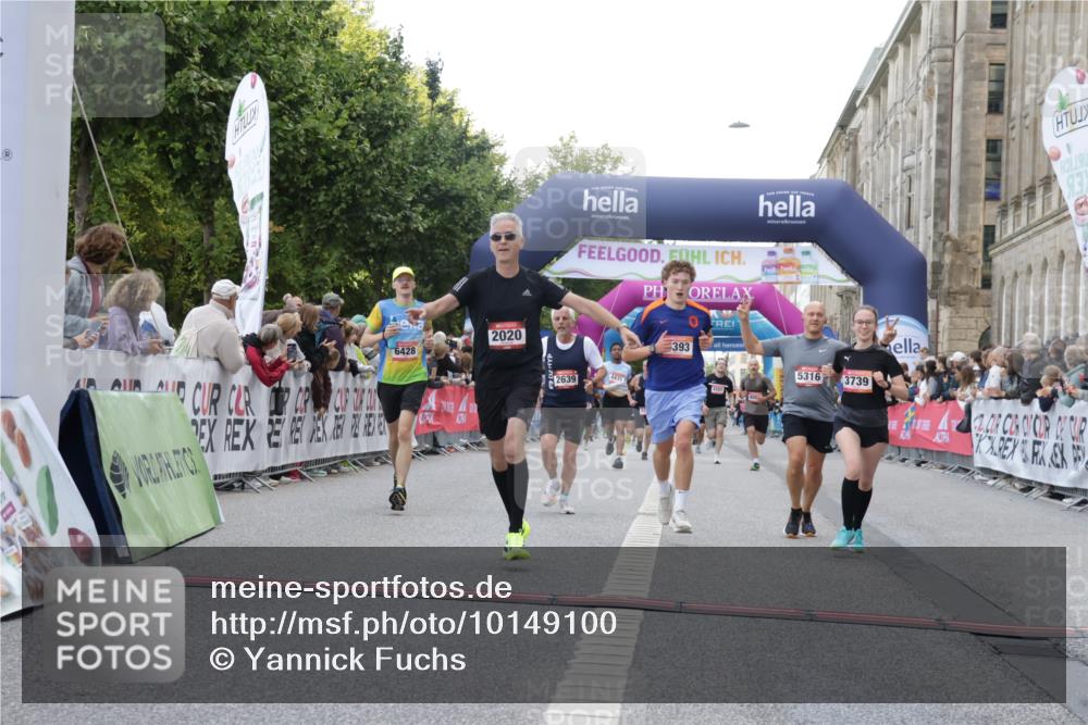 06.09.2026 - CURREX Alsterlauf Yannick Fuchs http://msf.ph/oto/10149100 06.09.2026 09:50:06 Ziel 2020, 2094, 2639, 2814, 2823, 3492, 3739, 4105, 4142, 4393, 4951, 5316, 5628, 5744, 5834, 6157, 6428 meine-sportfotos.de