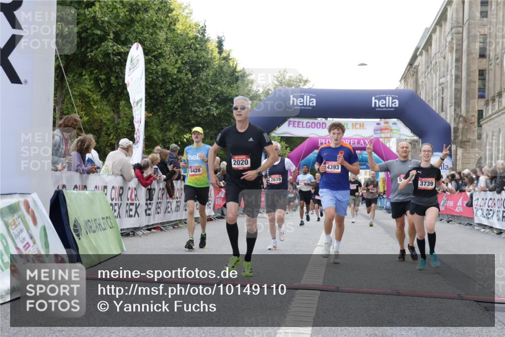 06.09.2026 - CURREX Alsterlauf Yannick Fuchs http://msf.ph/oto/10149110 06.09.2026 09:50:07 Ziel 2020, 2094, 2639, 2814, 2823, 3492, 3739, 4083, 4105, 4393, 5316, 5628, 5744, 5834, 6157, 6428 meine-sportfotos.de