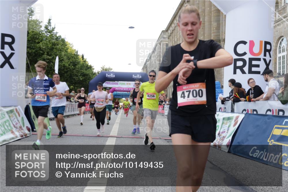 06.09.2026 - CURREX Alsterlauf Yannick Fuchs http://msf.ph/oto/10149435 06.09.2026 09:50:23 Ziel 2453, 2720, 2878, 3044, 3333, 3455, 3475, 3488, 4541, 4568, 4700, 4840, 5006, 5264, 5326, 5631, 5949, 6248, 8156, 8256, 8278 meine-sportfotos.de