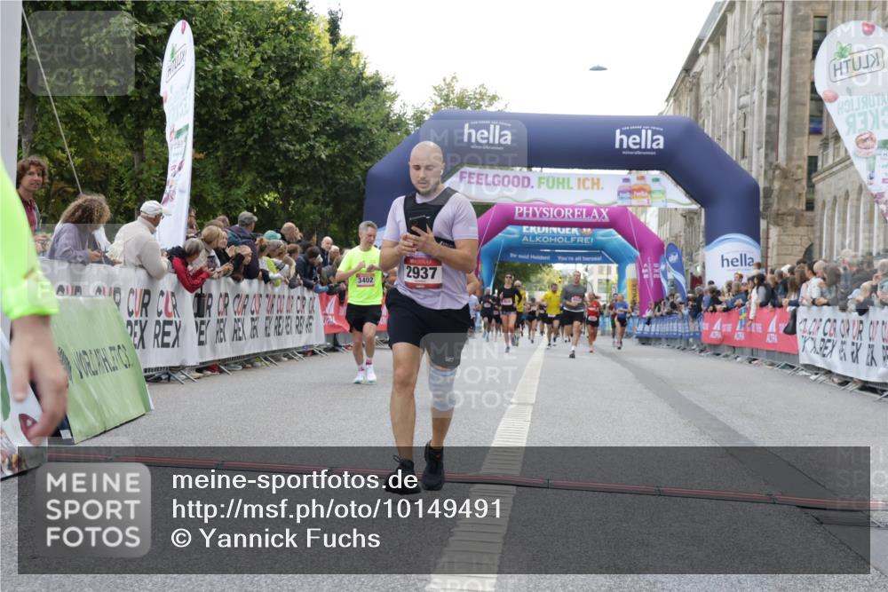 06.09.2026 - CURREX Alsterlauf Yannick Fuchs http://msf.ph/oto/10149491 06.09.2026 09:50:36 Ziel 2411, 2506, 2937, 3402, 4755, 4897, 5274, 5299, 5946, 6427, 8160 meine-sportfotos.de
