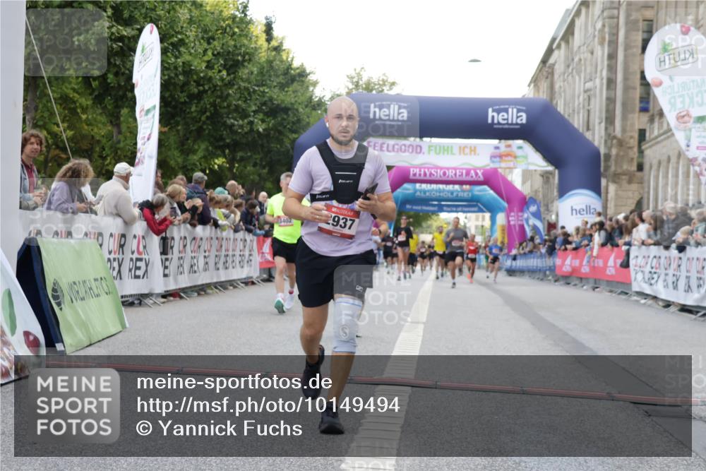 06.09.2026 - CURREX Alsterlauf Yannick Fuchs http://msf.ph/oto/10149494 06.09.2026 09:50:36 Ziel 2411, 2506, 2937, 3402, 4755, 4897, 5274, 5299, 5946, 6427, 8160 meine-sportfotos.de
