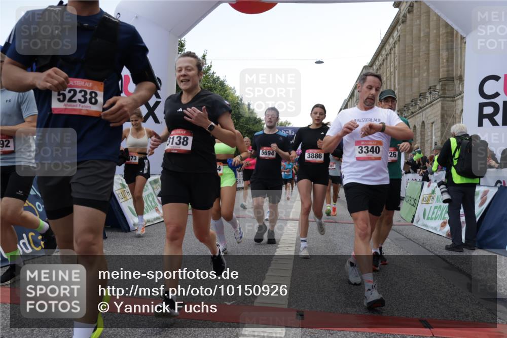 06.09.2026 - CURREX Alsterlauf Yannick Fuchs http://msf.ph/oto/10150926 06.09.2026 09:51:24 Ziel 2071, 2079, 2434, 2549, 2973, 2974, 3138, 3340, 3408, 3526, 3549, 3686, 3886, 4092, 4381, 4382, 4387, 4696, 4989, 5027, 5151, 5238, 5694, 5829, 5869, 5885, 6327, 6399, 6490, 8301 meine-sportfotos.de