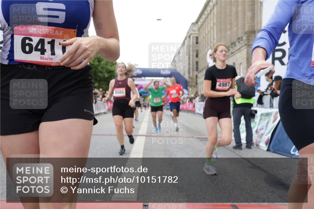 06.09.2026 - CURREX Alsterlauf Yannick Fuchs http://msf.ph/oto/10151782 06.09.2026 09:51:38 Ziel 2023, 3286, 3733, 4210, 4427, 4985, 4987, 5230, 5525, 5596, 5814, 5847, 6405, 6411, 6453, 8085 meine-sportfotos.de