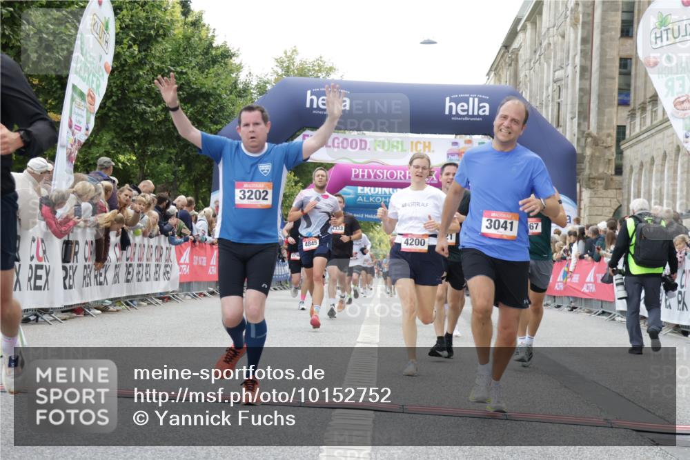 06.09.2026 - CURREX Alsterlauf Yannick Fuchs http://msf.ph/oto/10152752 06.09.2026 09:51:51 Ziel 2542, 3041, 3202, 3465, 4200, 4267, 4268, 4332, 4333, 4667, 4729, 4845, 5621, 5882, 6023, 8332 meine-sportfotos.de