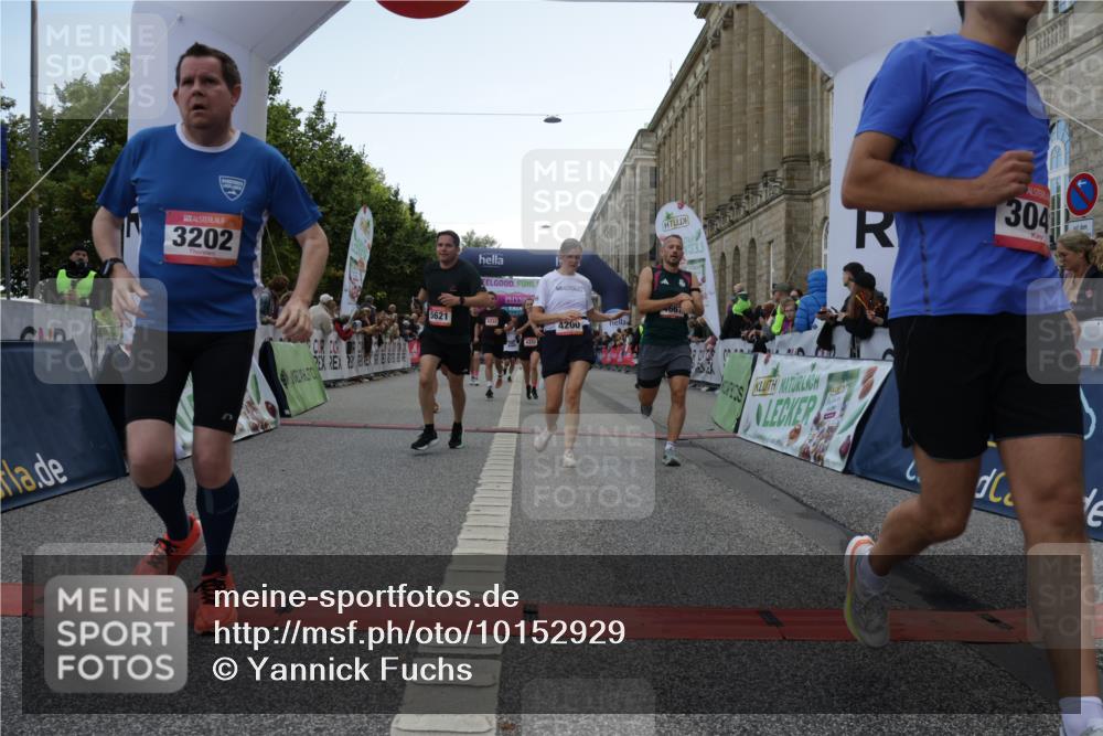 06.09.2026 - CURREX Alsterlauf Yannick Fuchs http://msf.ph/oto/10152929 06.09.2026 09:51:53 Ziel 2002, 2719, 3041, 3202, 3465, 4200, 4267, 4268, 4332, 4333, 4667, 4742, 4845, 5621, 5882, 6023 meine-sportfotos.de
