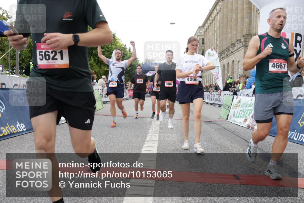 06.09.2026 - CURREX Alsterlauf Yannick Fuchs http://msf.ph/oto/10153065 06.09.2026 09:51:55 Ziel 2002, 2719, 3041, 3202, 4200, 4332, 4333, 4667, 4742, 4845, 5621, 5882, 6023 meine-sportfotos.de