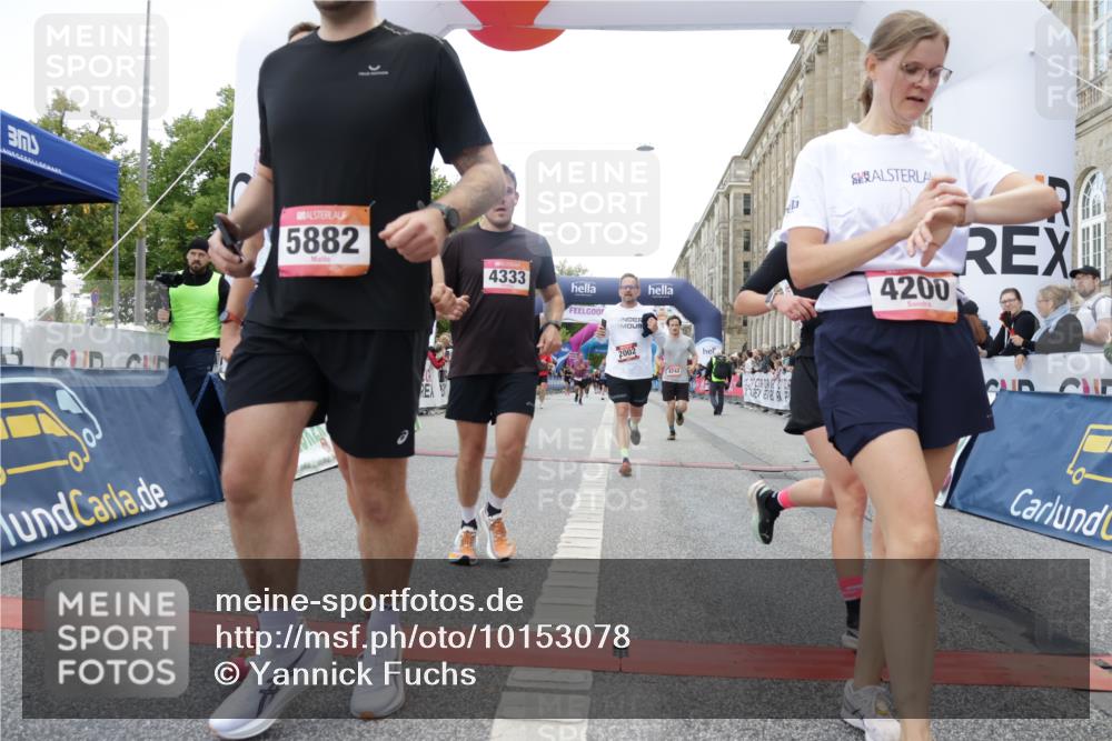 06.09.2026 - CURREX Alsterlauf Yannick Fuchs http://msf.ph/oto/10153078 06.09.2026 09:51:56 Ziel 2002, 2719, 3041, 3202, 4200, 4332, 4333, 4667, 4742, 4845, 5621, 5862, 5882, 6023, 8280 meine-sportfotos.de