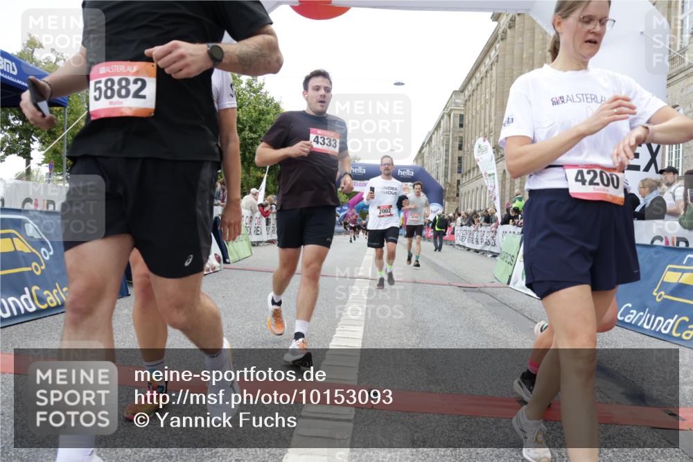 06.09.2026 - CURREX Alsterlauf Yannick Fuchs http://msf.ph/oto/10153093 06.09.2026 09:51:57 Ziel 2002, 2719, 3041, 3202, 4200, 4332, 4333, 4667, 4742, 4845, 5621, 5862, 5882, 6023, 6206, 8280 meine-sportfotos.de