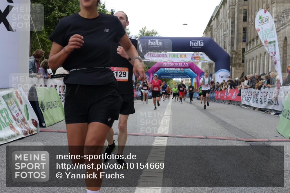 06.09.2026 - CURREX Alsterlauf Yannick Fuchs http://msf.ph/oto/10154669 06.09.2026 09:52:19 Ziel 2118, 2191, 2284, 2758, 2765, 3124, 3289, 3450, 3789, 4301, 4462, 5129, 5287, 8071 meine-sportfotos.de