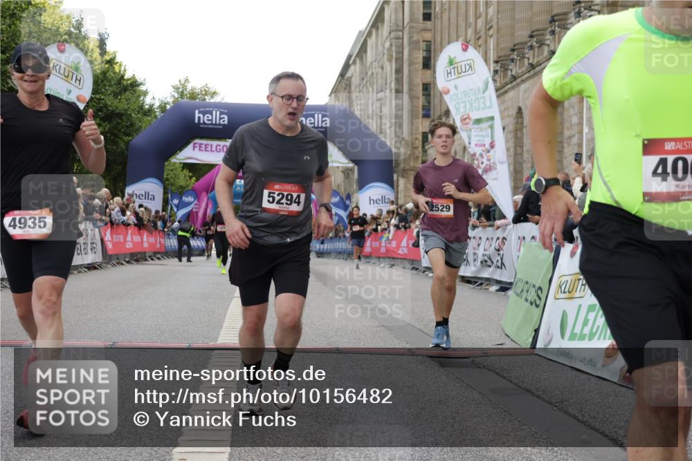 06.09.2026 - CURREX Alsterlauf Yannick Fuchs http://msf.ph/oto/10156482 06.09.2026 09:52:32 Ziel 2495, 2511, 2529, 2970, 3217, 3316, 3471, 4005, 4643, 4935, 5294, 5323, 5454, 5677, 6139 meine-sportfotos.de