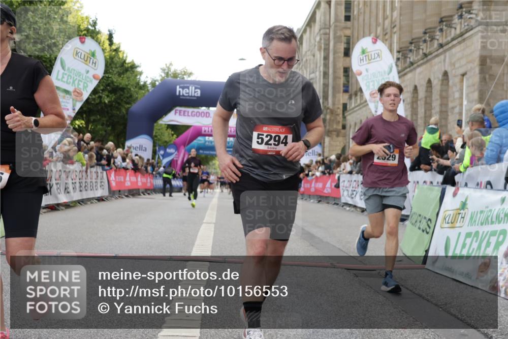 06.09.2026 - CURREX Alsterlauf Yannick Fuchs http://msf.ph/oto/10156553 06.09.2026 09:52:33 Ziel 2495, 2511, 2529, 2970, 3058, 3217, 3316, 3471, 4005, 4643, 4935, 5294, 5323, 5454, 6139 meine-sportfotos.de