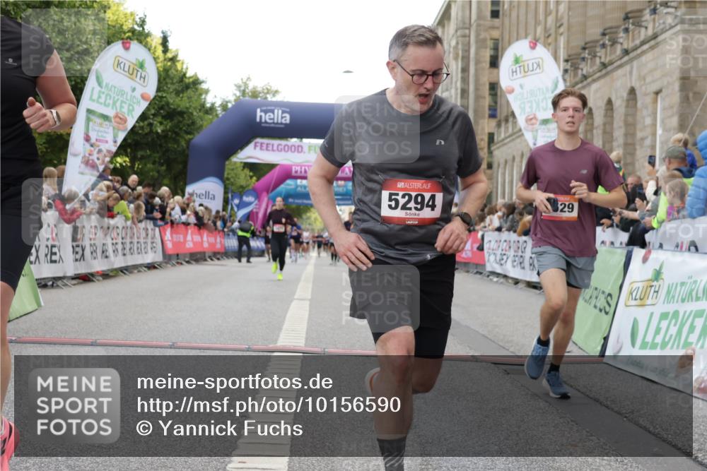 06.09.2026 - CURREX Alsterlauf Yannick Fuchs http://msf.ph/oto/10156590 06.09.2026 09:52:33 Ziel 2495, 2511, 2529, 2970, 3058, 3217, 3316, 3471, 4005, 4643, 4935, 5294, 5323, 5454, 6139 meine-sportfotos.de