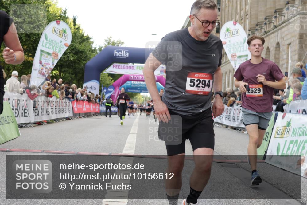06.09.2026 - CURREX Alsterlauf Yannick Fuchs http://msf.ph/oto/10156612 06.09.2026 09:52:33 Ziel 2495, 2511, 2529, 2970, 3058, 3217, 3316, 3471, 4005, 4643, 4935, 5294, 5323, 5454, 6139 meine-sportfotos.de