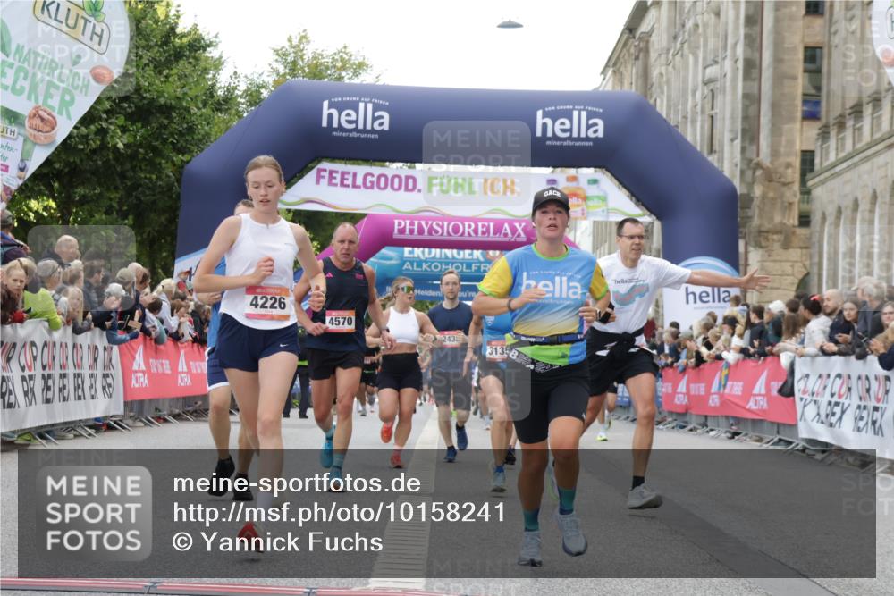 06.09.2026 - CURREX Alsterlauf Yannick Fuchs http://msf.ph/oto/10158241 06.09.2026 09:52:49 Ziel 2438, 2465, 2510, 2799, 2936, 3135, 3380, 3808, 3954, 4226, 4457, 4570, 5750, 6232, 8025, 8324 meine-sportfotos.de