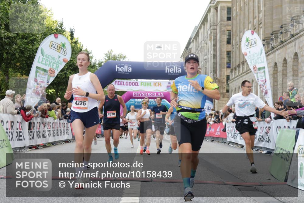 06.09.2026 - CURREX Alsterlauf Yannick Fuchs http://msf.ph/oto/10158439 06.09.2026 09:52:51 Ziel 2438, 2465, 2510, 2799, 3135, 3808, 3954, 3971, 4226, 4457, 4570, 6232, 8025, 8324 meine-sportfotos.de
