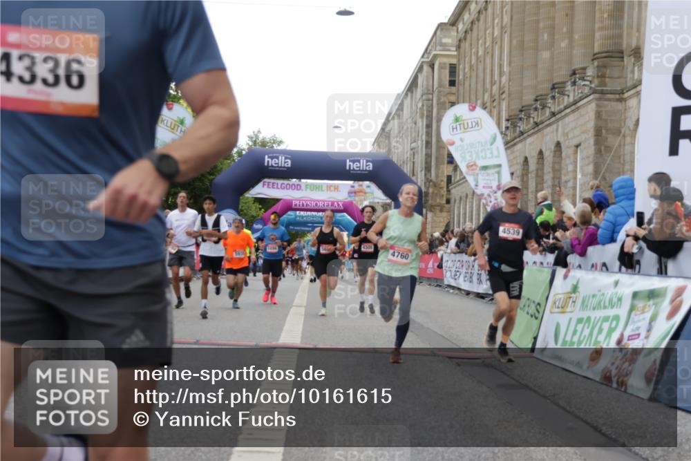 06.09.2026 - CURREX Alsterlauf Yannick Fuchs http://msf.ph/oto/10161615 06.09.2026 09:53:10 Ziel 2464, 2704, 2930, 3913, 4269, 4305, 4336, 4465, 4539, 4707, 4708, 4760, 5202, 5253, 5681, 5886, 5935, 6156, 8190, 8334 meine-sportfotos.de
